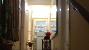 Una scala conduce a una stanza con una finestra e una porta.