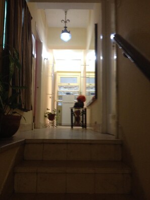 Eine Treppe führt zu einem Raum mit Fenster und Tür.