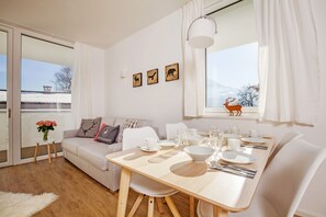 Quartier fuer zwei, Reinigungsgebühr 85 EUR inkl. | Essbereich im Zimmer