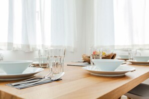 Quartier fuer vier, Reinigungsgebühr 85 EUR inkl. | Essbereich im Zimmer
