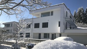 A modern two-story building with a flat roof and large windows. - Quartier39 (Sankt Johann in Tirol)