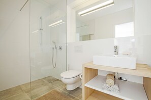 アパートメント 2 ベッドルーム マウンテンビュー 1 階 (Quartier fuer 4, cleaning fee 85 EUR) | バスルーム | シャワー、ヘアドライヤー、バスローブ、床暖房