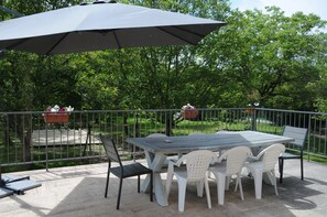 Outdoor dining -  old tobacco dryer converted into a cottage; near the Dordogne river. (MEYRONNE)