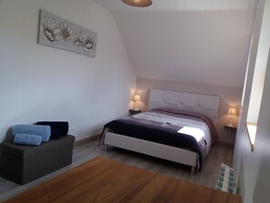 3 bedrooms, iron/ironing board, travel crib, free WiFi -  old tobacco dryer converted into a cottage; near the Dordogne river. (MEYRONNE)