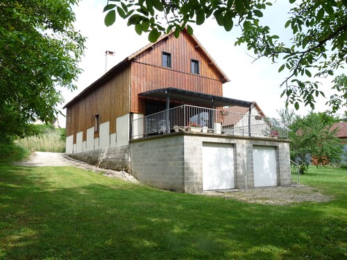  ancien séchoir à tabac transformé en gite; à proximité de la rivière Dordogne .