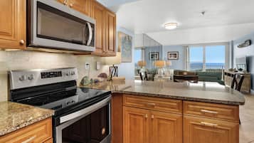 Réfrigérateur, micro-ondes, four, plaque de cuisson