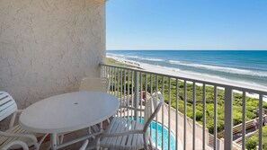 Property grounds - Gulf-Front condo, Private Beach, Beach Chairs + Free Attraction Tickets! (Santa Rosa Beach)
