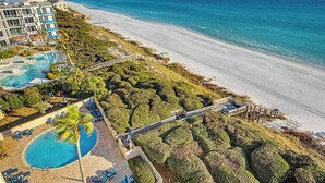 Un resort con piscina, accesso alla spiaggia e vista sull'oceano.