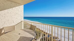 Un balcone con vista sulla spiaggia e sull'oceano.