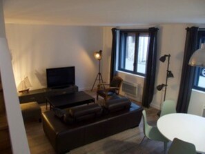 TV connectée, livres, chaîne hi-fi