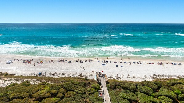 On the beach - Great Location, Private Beach, Pool, Beach Chairs + Free Attraction Tickets! (Santa Rosa Beach)