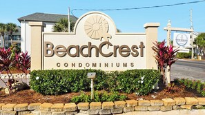 Property grounds - Private Beach Access with Beach setup, Sleeps 6 + Free Attraction Tickets! (Santa Rosa Beach)