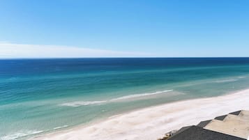 På stranden og strandhåndklær