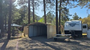 Outdoor dining - Mountain Vacation Surrounded By Wildlife In The  Tall Pines and Resort Area (Kingman)