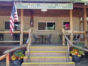 Outdoor dining - Mountain Vacation Surrounded By Wildlife In The  Tall Pines and Resort Area (Kingman)