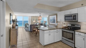 Kjøleskap, mikrobølgeovn, ovn og kokeplater