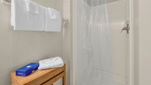Combined shower/bathtub, hair dryer, towels
