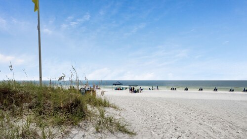 2 Minutes To The Beach & Dog Friendly - Sleeps 4 + Free Attraction Tickets!