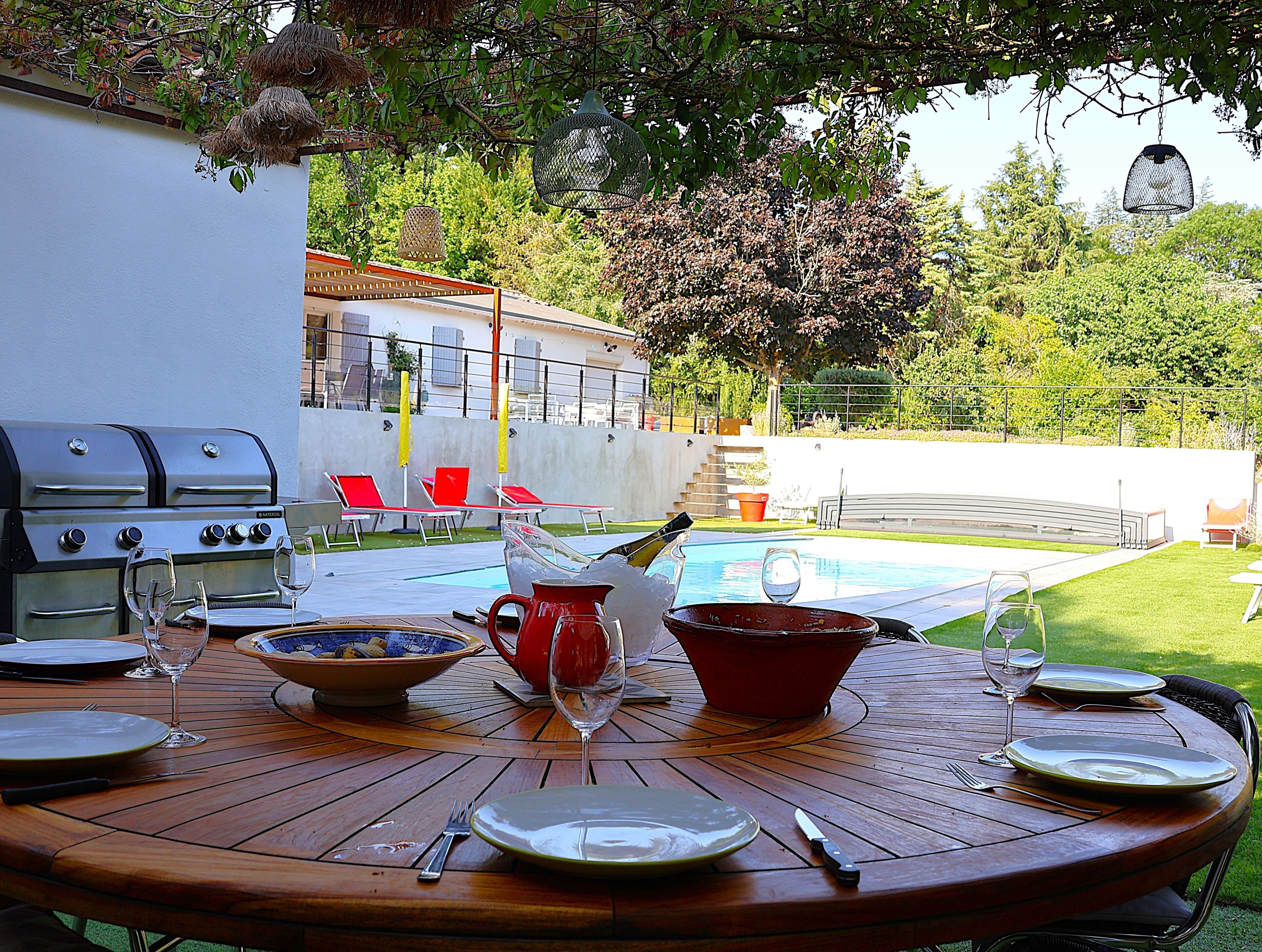 La terrasse près de la cuisine d’été - proximité piscine et spa