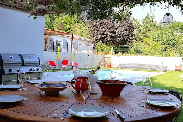 La terrasse près de la cuisine d’été - proximité piscine et spa