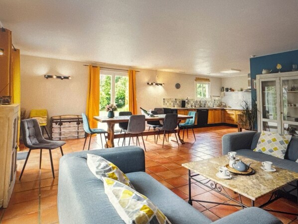 Smart TV, fireplace, DVD player, table tennis