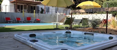 Bain à remous extérieur
