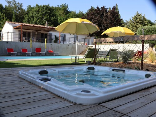 5-STAR VILLA WITH AIR CONDITIONING, POOL, SPA, PETANQUE COURT, PARK, AND WIFI - ACCOMMODATES 8 PEOPLE