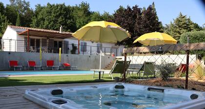 5-STAR VILLA WITH AIR CONDITIONING, POOL, SPA, PETANQUE COURT, PARK, AND WIFI - ACCOMMODATES 8 PEOPLE