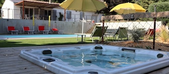 5-STAR VILLA WITH AIR CONDITIONING, POOL, SPA, PETANQUE COURT, PARK, AND WIFI - ACCOMMODATES 8 PEOPLE