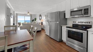 Kylskåp, mikrovågsugn, ugn och spishäll