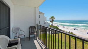 Property grounds - 2Br/2Ba, Pool, Gulf Front in Seagrove! + Free Attraction Tickets! (Santa Rosa Beach)
