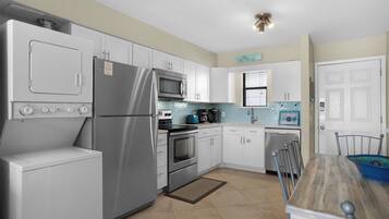 Køleskab, mikrobølgeovn, ovn, kogeplade