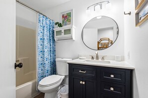 Combined shower/tub, hair dryer, towels