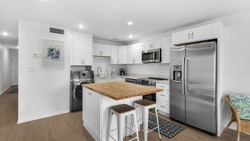 Een koelkast, een magnetron, een oven, een kookplaat