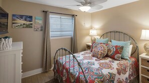 1 slaapkamer, een strijkplank/strijkijzer, gratis wifi, beddengoed