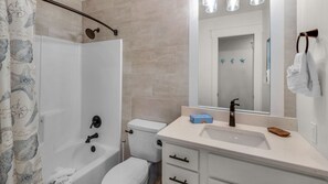 Combined shower/tub, free toiletries, hair dryer, towels
