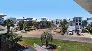 Zona residencial con casas modernas, una obra en construcción con terreno arenoso y una camioneta blanca estacionada frente a una vivienda.