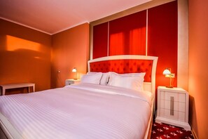 Minibar con artículos gratuitos y escritorio 