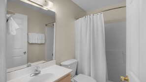 Bañera con ducha, secador de pelo, toallas