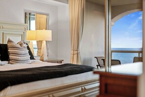 3 bedrooms, blackout curtains, iron/ironing board, WiFi - Front Row to the Gulf – 3BR Beachfront w/ Big Balcony & Beach Access (Pensacola Beach)