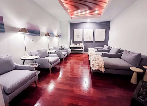 Una sala moderna con dos sofás, una mesa de centro y una mesita auxiliar.