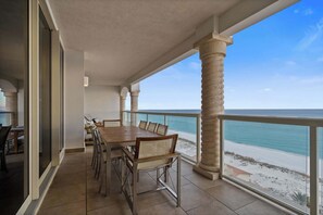 Outdoor dining - Beach Club 1004 - 𝑨𝒎𝒃𝒆𝒓 𝑺𝒖𝒏𝒓𝒊𝒔𝒆 (Pensacola Beach)