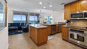 Una cocina moderna con armarios de madera, electrodomésticos de acero inoxidable y una isla grande.