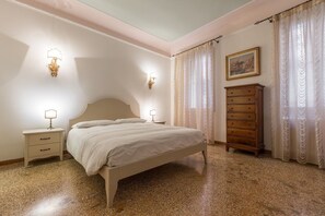 A bedroom with a bed, nightstands, a dresser, and wall sconces. - Ca 'dell'Affresco close to Saint-Mark's square and Rialto Bridge! (Venezia)