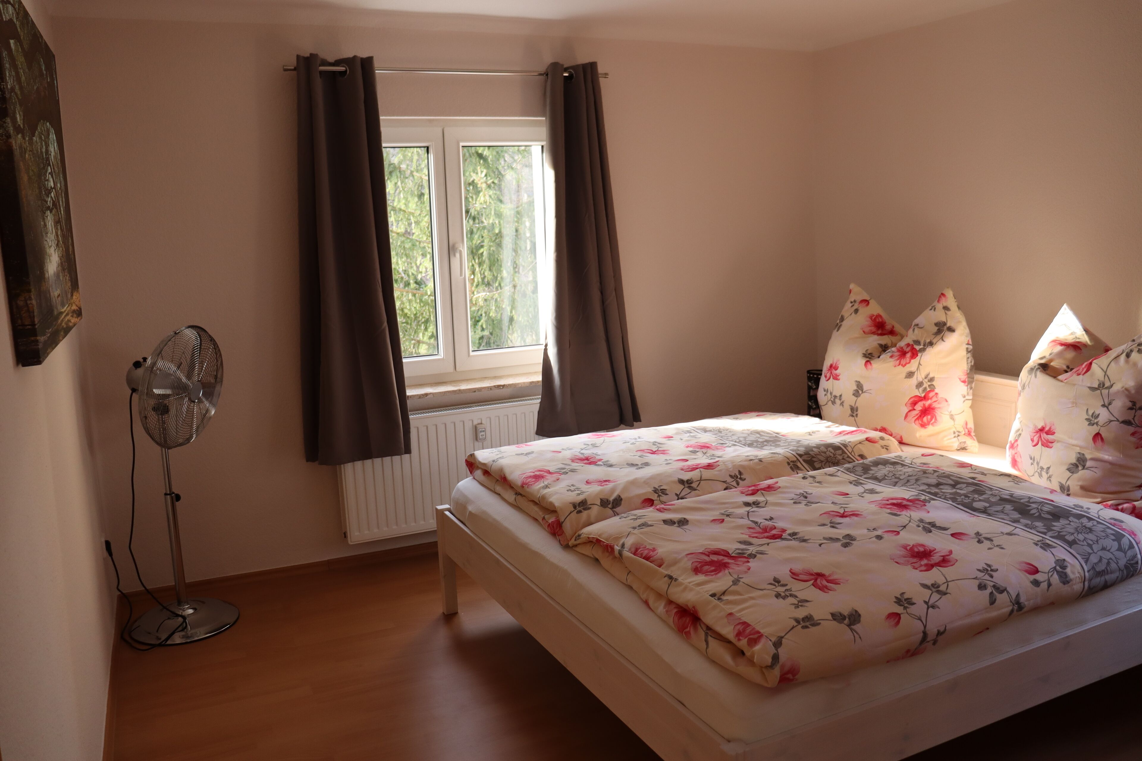 1 habitación, tabla de planchar con plancha, wifi y ropa de cama 