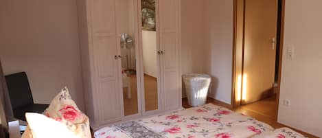 1 habitación, tabla de planchar con plancha, wifi y ropa de cama