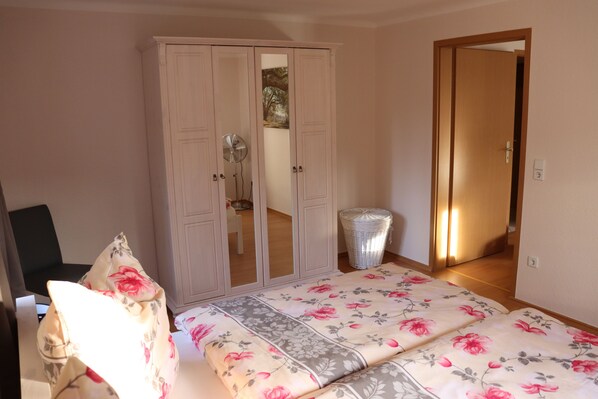 1 habitación, tabla de planchar con plancha, wifi y ropa de cama 