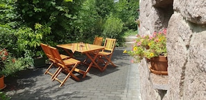 Outdoor dining - New apartment in the middle of vineyards (Coswig)