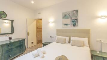 6 bedrooms, iron/ironing board, WiFi, bed sheets