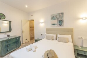 6 bedrooms, iron/ironing board, WiFi, bed sheets
